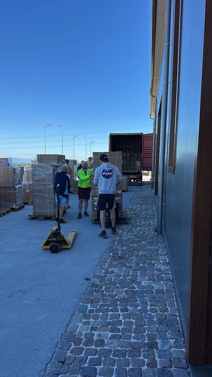 A equipa da MyEWheel a descarregar um contentor de stock no cais de carga