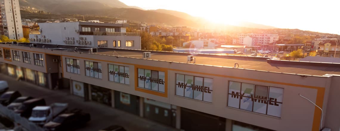 O edifício da MyEWheel ao pôr do sol